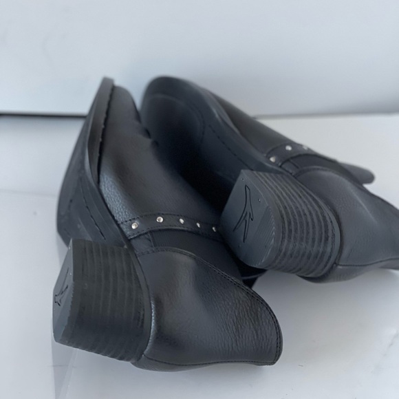 Earth Women's Black Leather Ankle Bootie Cut Out Studded Chelsea Boots Heels 5.5 - Picture 10 of 10